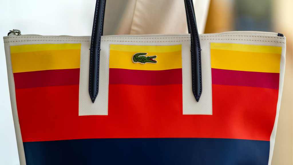 Café Lacoste Mônaco: o hotspot à beira-mar da Lacoste em parceria com o hotel Le Méridien oferece gastronomia exclusiva, coquetéis inspirados em René Lacoste e experiência de luxo sensorial até 2026.