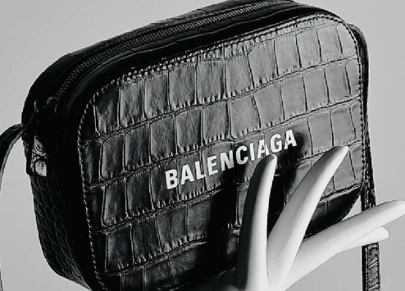 Foto de bolsa pequena quadrada da Balenciaga com alça longa: Everyday Camera Bag.
