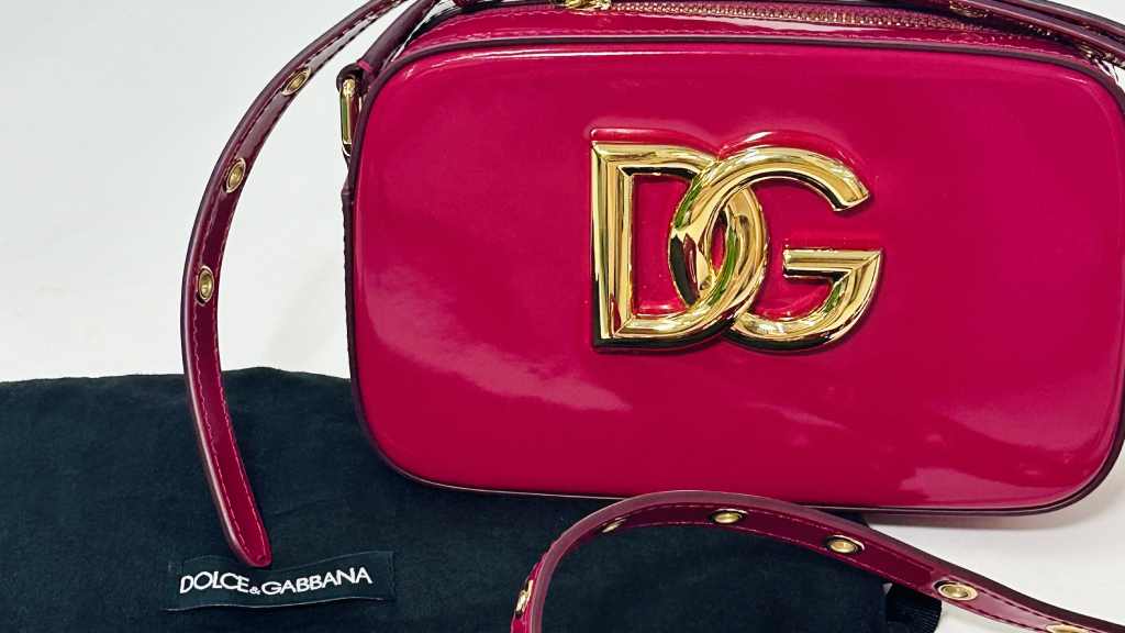 Foto de uma das camera bags de luxo da Dolce e Gabbana.