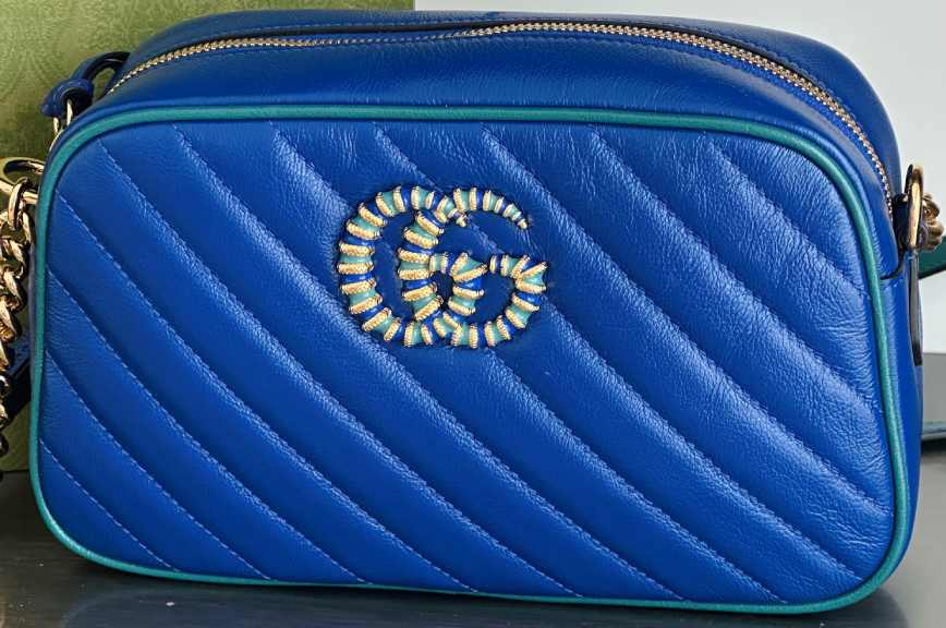 Foto de um dos modelos de camera bags da Gucci para usar em show.