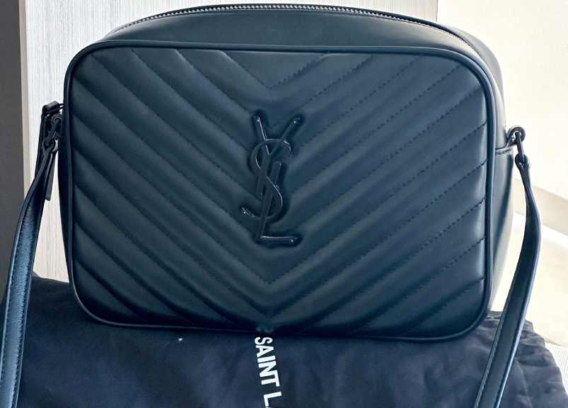 Foto de bolsa estilo camera bag da marca Saint Laurent.