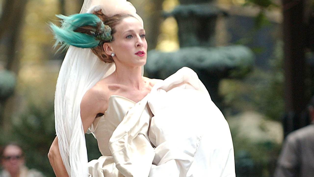 Carrie Bradshaw, interpretada por Sarah Jessica Parker, surpreende ao usar um vestido inspirado na Cinderela em And Just Like That, assinado pela icônica Vivienne Westwood. Descubra a história dessa peça única.