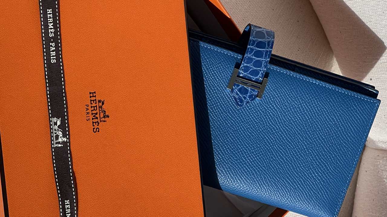 Carteira de Grife e porta-cartão de marcas de luxo que são elegantes e perfeitos para o inverno.