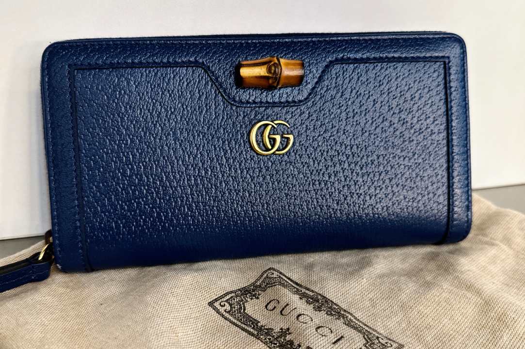 Foto de carteira feminina da grife Gucci.