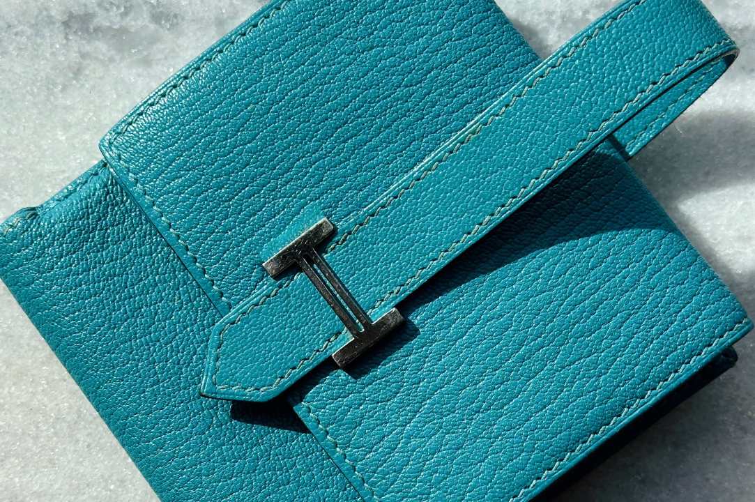 Foto de uma carteira de grife Hermès.