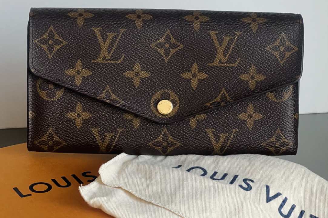 Foto de uma Carteira da Grife Louis Vuitton, modelo Sarah. 