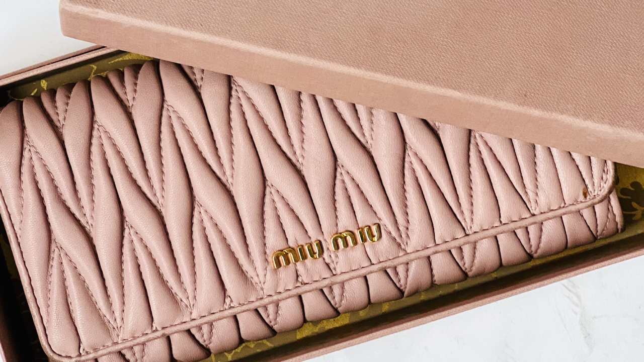 Foto de carteira feminina de luxo Miu Miu.