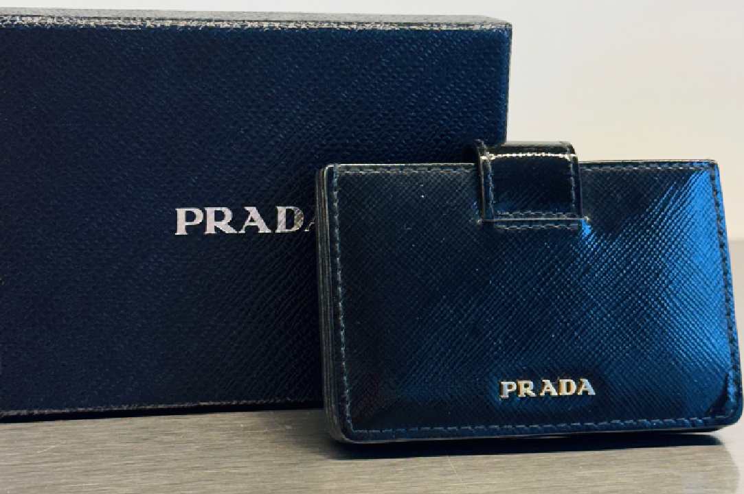 Foto de Porta-cartões Prada em couro saffiano.