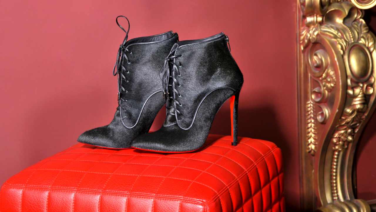 Descubra o La Salvada, hotel Christian Louboutin em Melides, Portugal. Luxo, design e exclusividade em uma villa única no Alentejo.