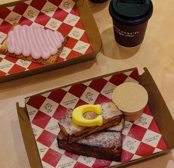 Foto de doces da Coach Coffee Shop.