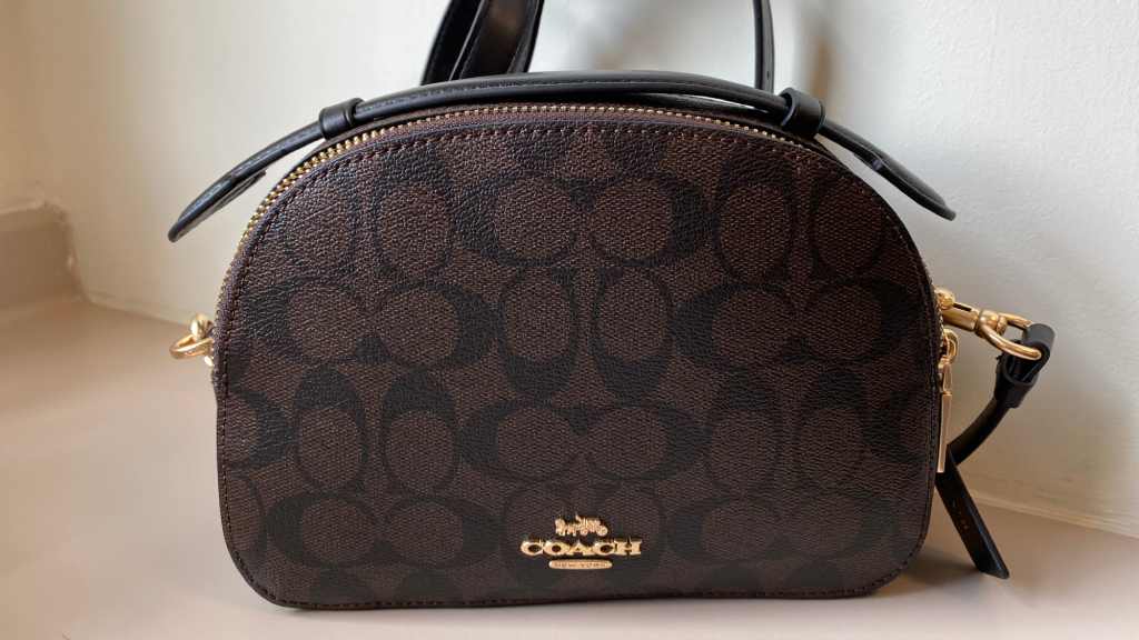 Luxo acessível com café e estética pop: Coach lança coffee shops ao redor do mundo para se aproximar da Geração Z. Veja como moda e experiência se encontram.