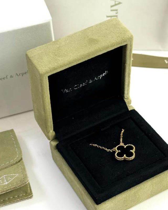 Colar Van Cleef & Arpels Alhambra. Clique na imagem e confira mais modelos da marca!