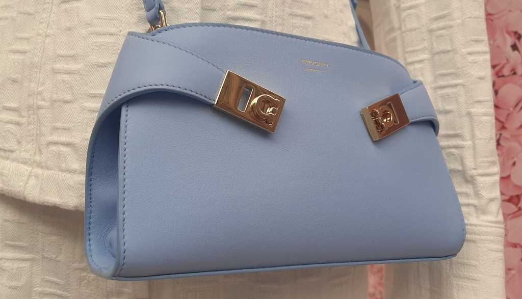 Moda circular em alta: veja por que os acessórios Ferragamo femininos são investimento certo no second hand e mantêm alto desejo no mercado.