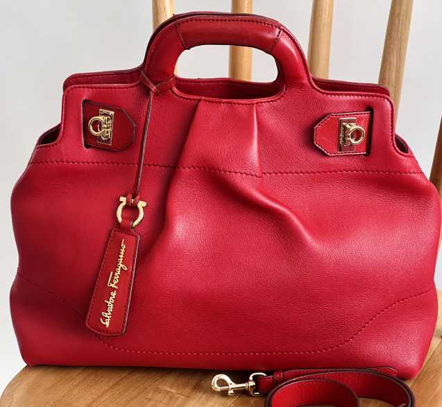 Foto de acessório Ferragamo feminino, bolsa soft W na Second Hand Week.