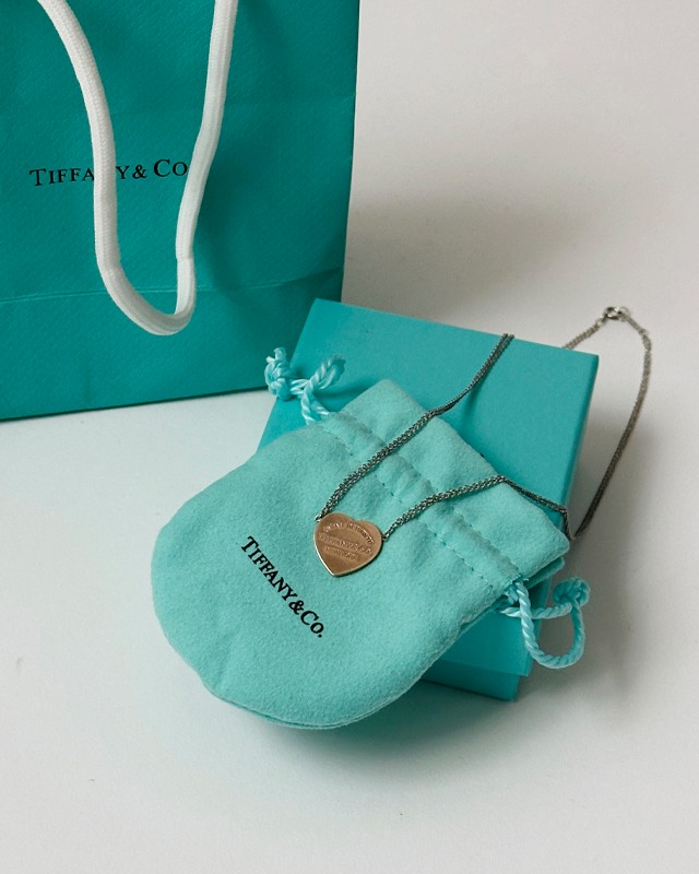 Colar Tiffany & Co Heart Return to Tiffany. Clique na imagem e confira mais peças da marca!