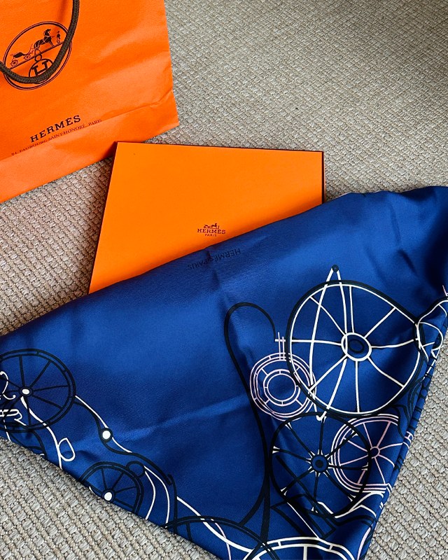 Lenço Hermès. Clique na imagem e confira mais modelos da marca!