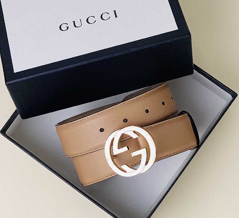 Foto de um dos acessórios femininos Gucci na Second Hand Week Etiqueta única, cinto interlocking.