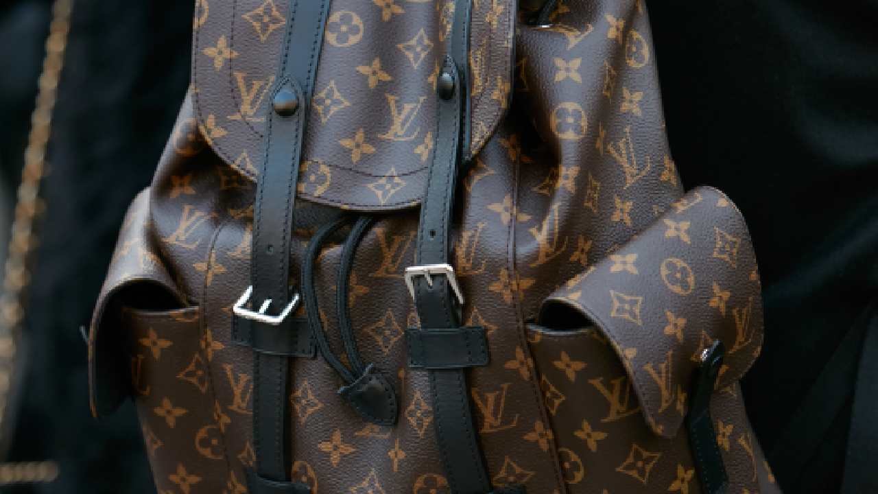 "Mochilas de luxo: para homens cansados das pastas tradicionais e mulheres que querem variar das bolsas de sempre, elas surgem como soluções elegantes e versáteis. Já conhece os destaques das principais grifes.