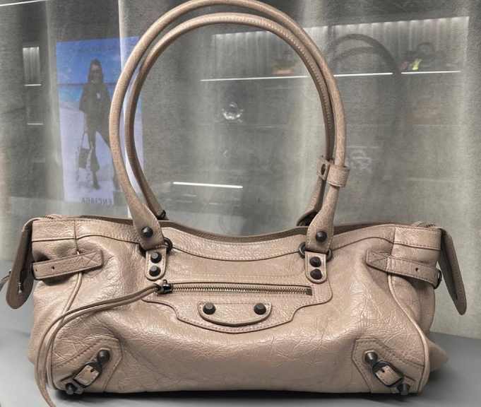 Foto da nova bolsa balenciaga east-west.