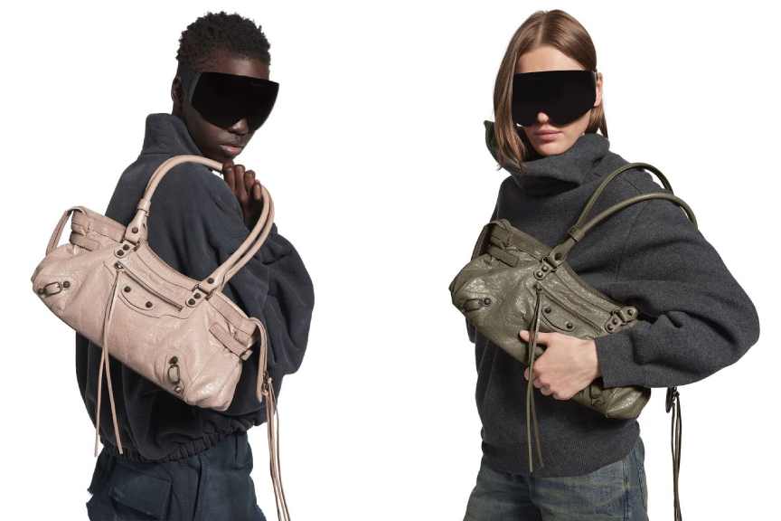 Montagem de modelos segurando as versões alongadas, east-west,da bolsa Balenciaga Le City.