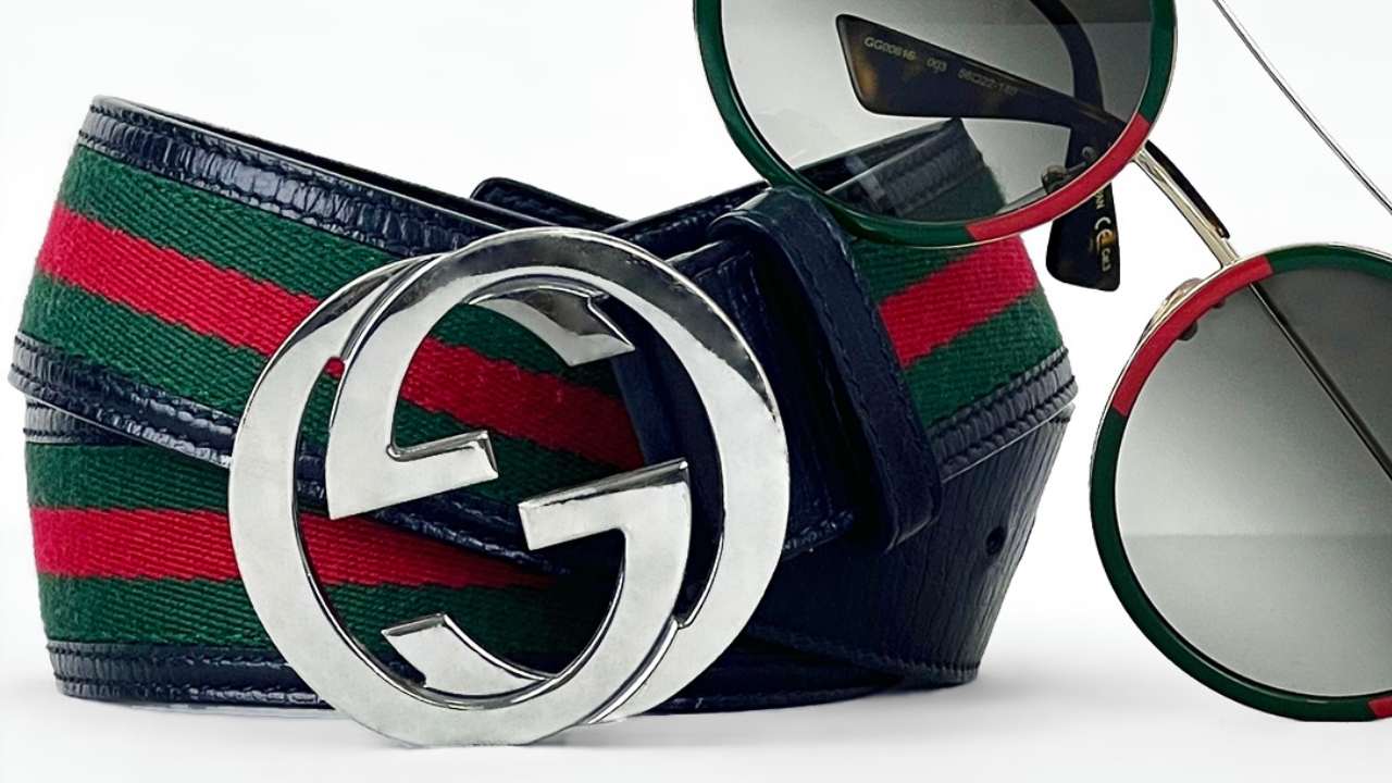 Foto de cinto Gucci interlocking ao lado de óculos da marca de luxo.