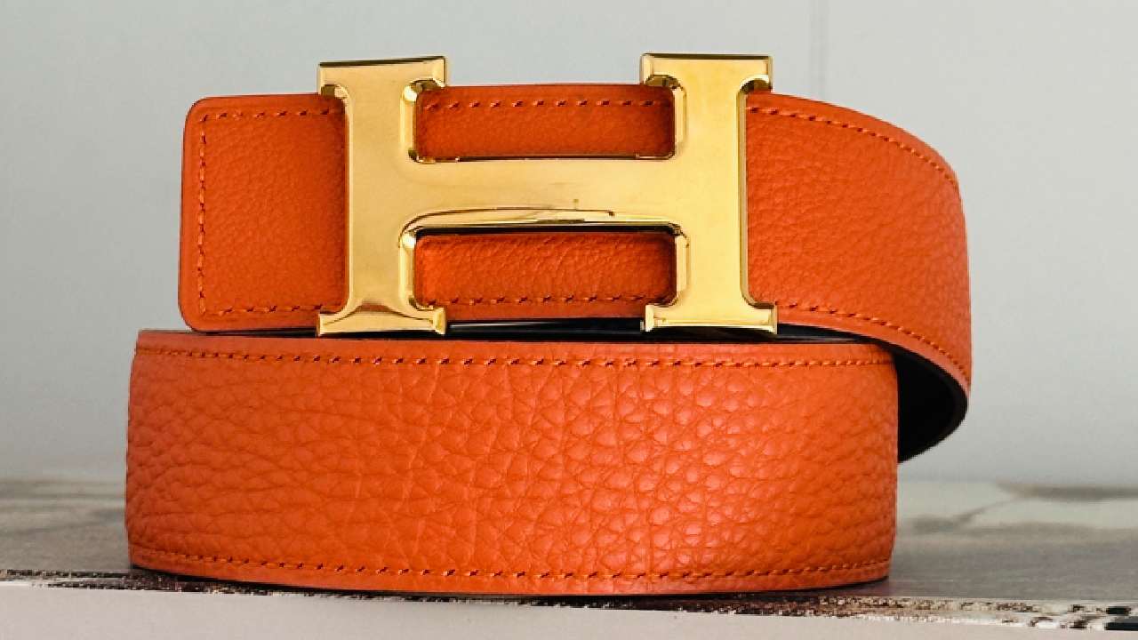 Foto de cinto Hermès com fivela H.