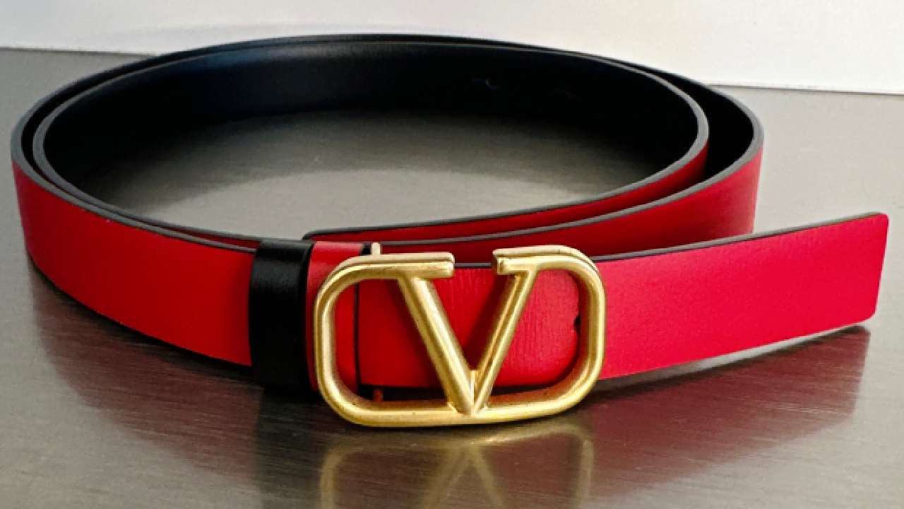 Foto de um dos cintos de marcas de luxo Valentino com fivela VLOGO.