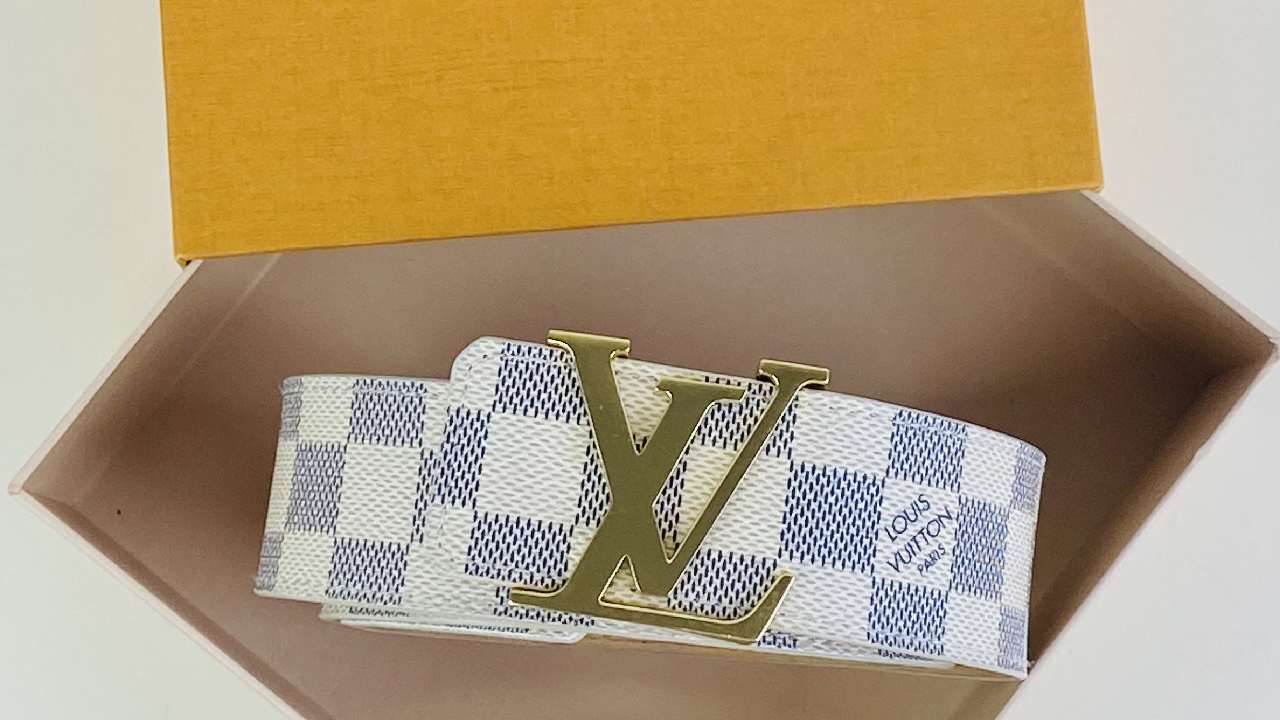 Foto de um dos cintos de luxo da Louis Vuitton com fivela LV.