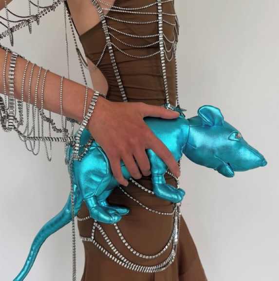 Foto da bolsa de rato na copenhagen fashion week no desfile de  Anne Sofie Madsen.