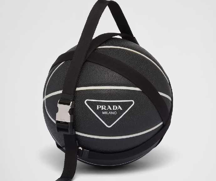 Foto do novo lançamento da Prada: uma bola de basquete decorativa.