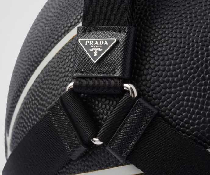 Foto dos detalhes de nylon e couro saffiano da bola de basquete da prada.