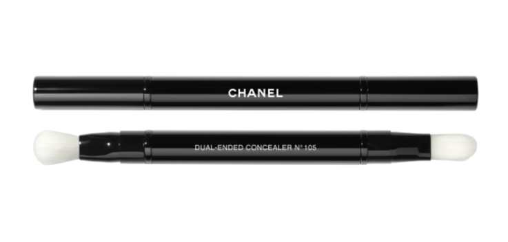 Foto de um dos acessórios mais acessíveis da Chanel em 2025. pinccel de ponta dupla.