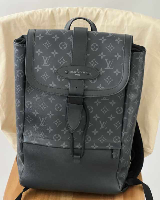 Foto de mochila louis vuitton masculina Eclipe Saumur na Second Hand Week.