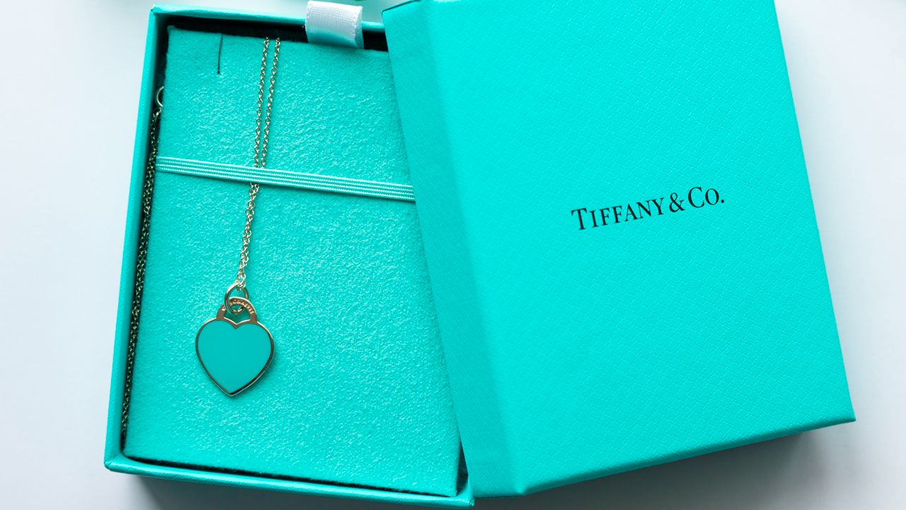 Tiffany & Co. apresenta novidades na coleção Time Objects: relógios de luxo inspirados em aviação e automobilismo, já disponíveis em lojas exclusivas.