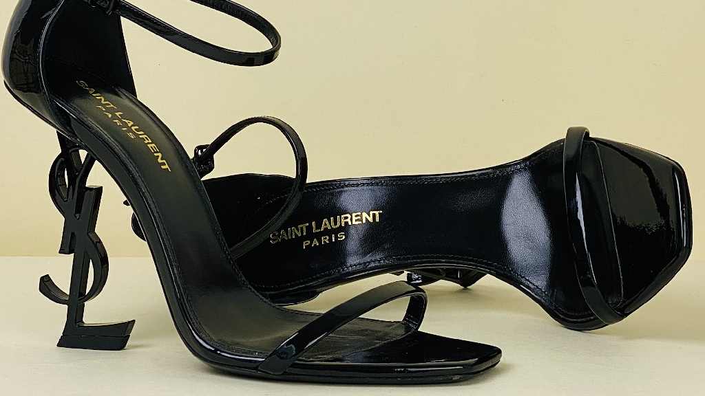 Foto da Sandália de salto alto de luxo da Yves Saint Laurent.