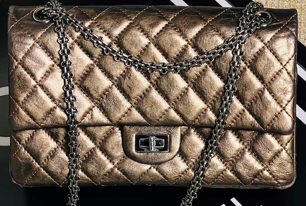 Foto de uma das bolsas chanel exemplo de quiet luxury.