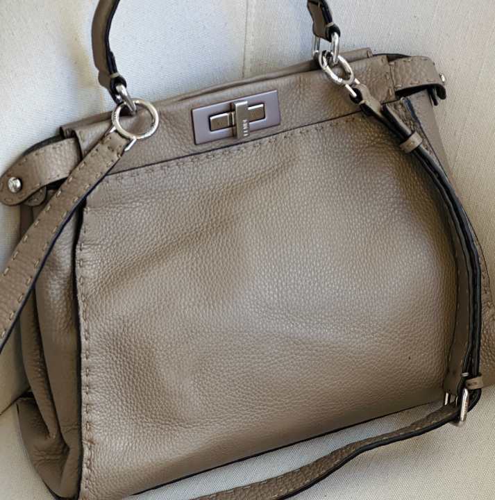 Foto de uma das bolsas da Fendi quiet luxury.