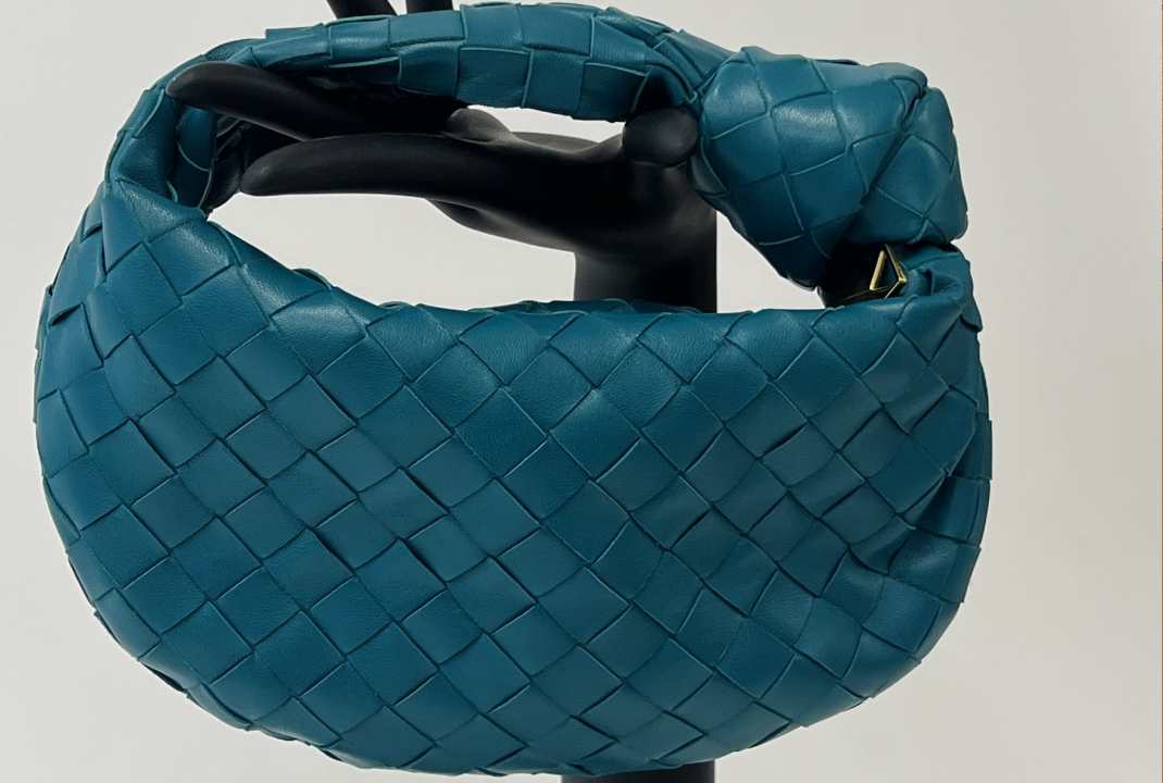 Foto de uma das bolsas bottega veneta marca quiet luxury.