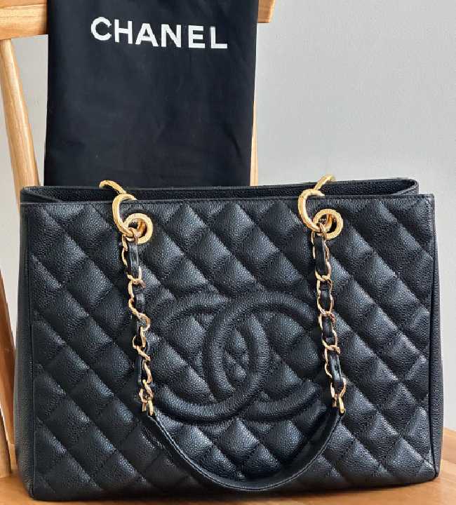 Foto da bolsa CHanel GST: modelo grande e espaçoso tipo tote na second hand week.