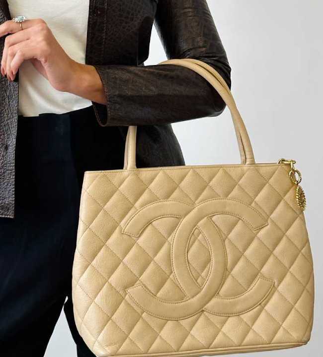 Foto de tote bag grande e espaçosa da Chanel na Second Hand Week.