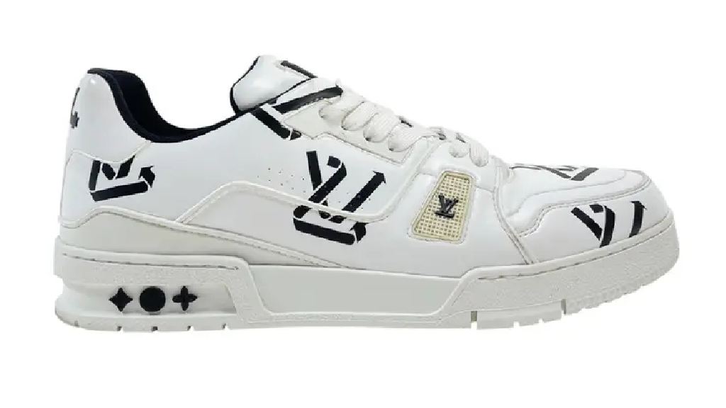 Foto de uma das peças masculinas de luxo no etiqueta única: tênis LV trainer.