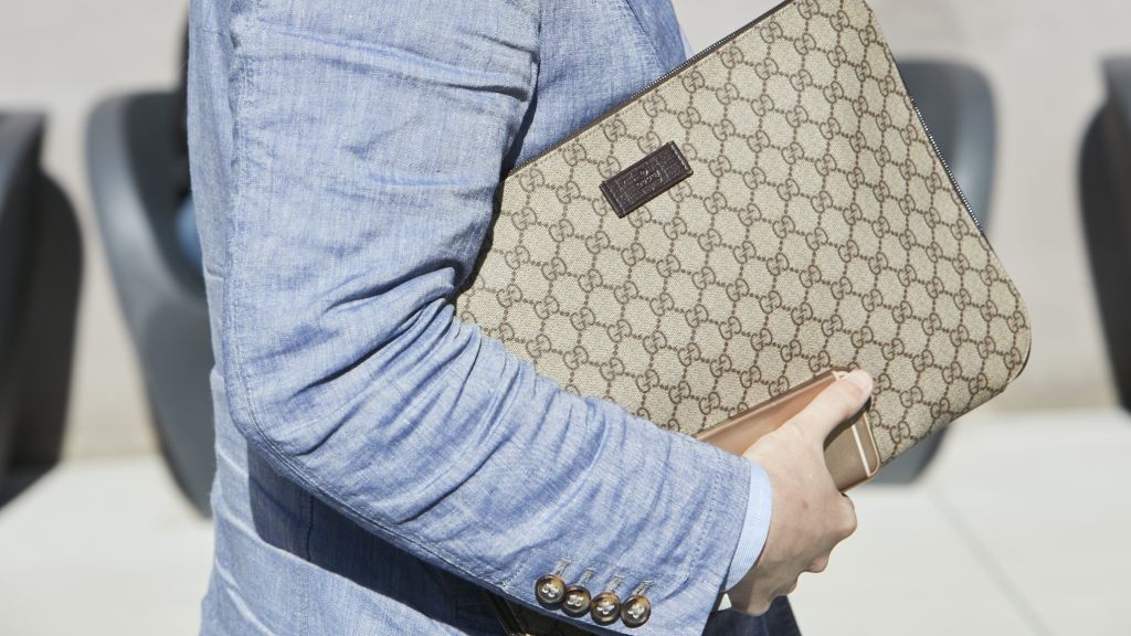 Descubra as peças masculinas de luxo que chegaram ao Etiqueta Única: bolsas, relógios e tênis para atualizar o guarda-roupa com consciência.
