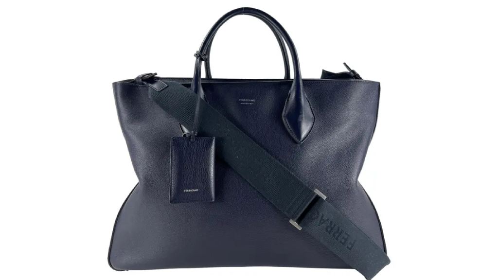 Foto de uma das peças de luxo masculinas do etiqueta única, bolsa ferragamo.
