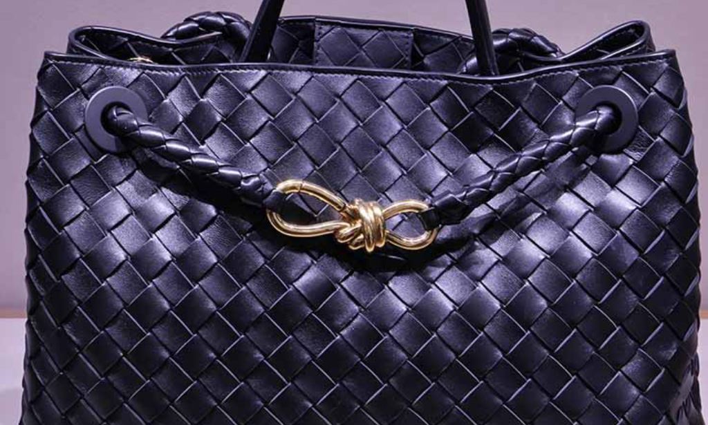 COnheça a nova Bolsa Andiamo Bucket da Bottega Veneta, a versão prática e cool de um clássico consagrado.