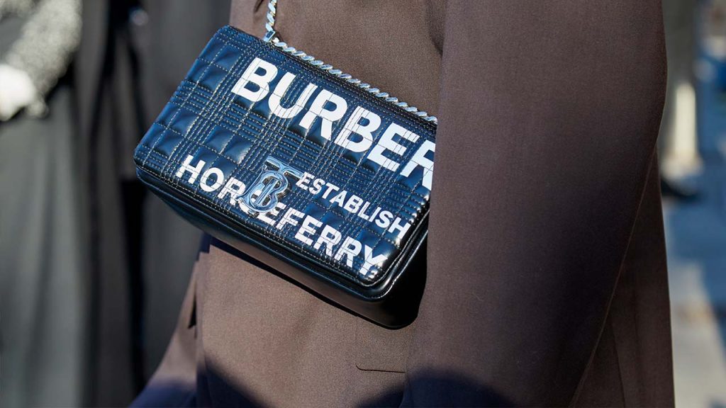 A campanha Burberry “A Grand Escape” traz tradição britânica e modernidade com trench coats, bolsas e o olhar criativo de Daniel Lee.