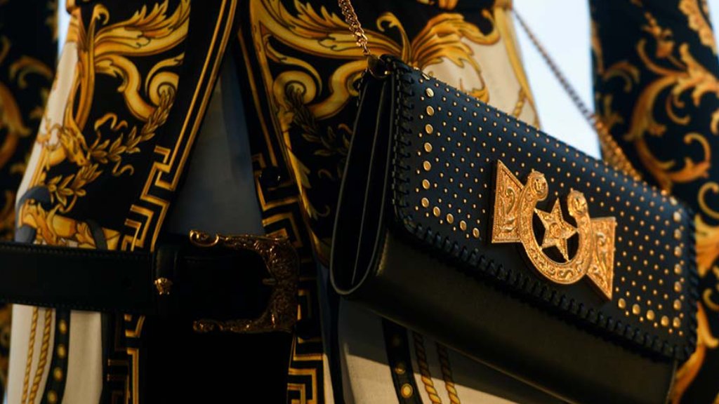 Na Semana de Moda de Milão, Dario Vitale apresentou sua primeira coleção para a Versace. Descubra como o novo diretor reinventou a marca.