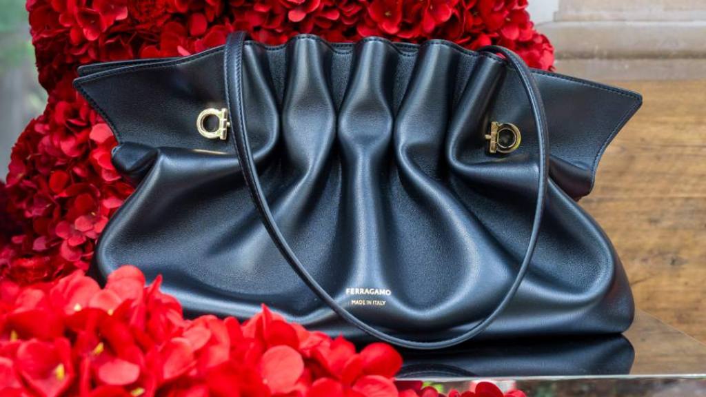 Ferragamo na Semana do Cliente 2025 do Etiqueta Única: Bolsas, sapatos, acessórios e bijoux para investir com desconto especial.