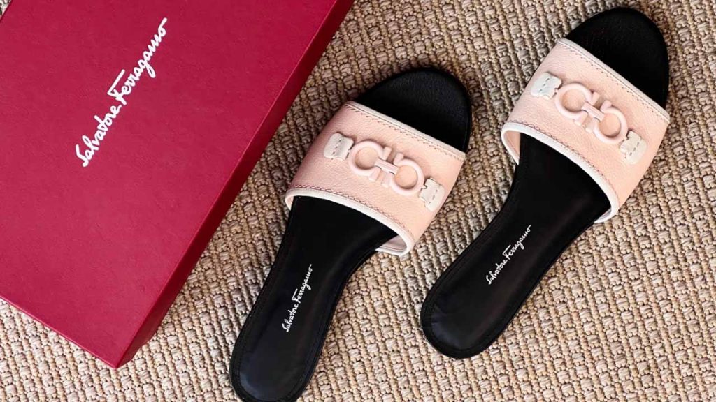 Foto de flat Ferragamo na Semana do Cliente do Etiqueta Única.