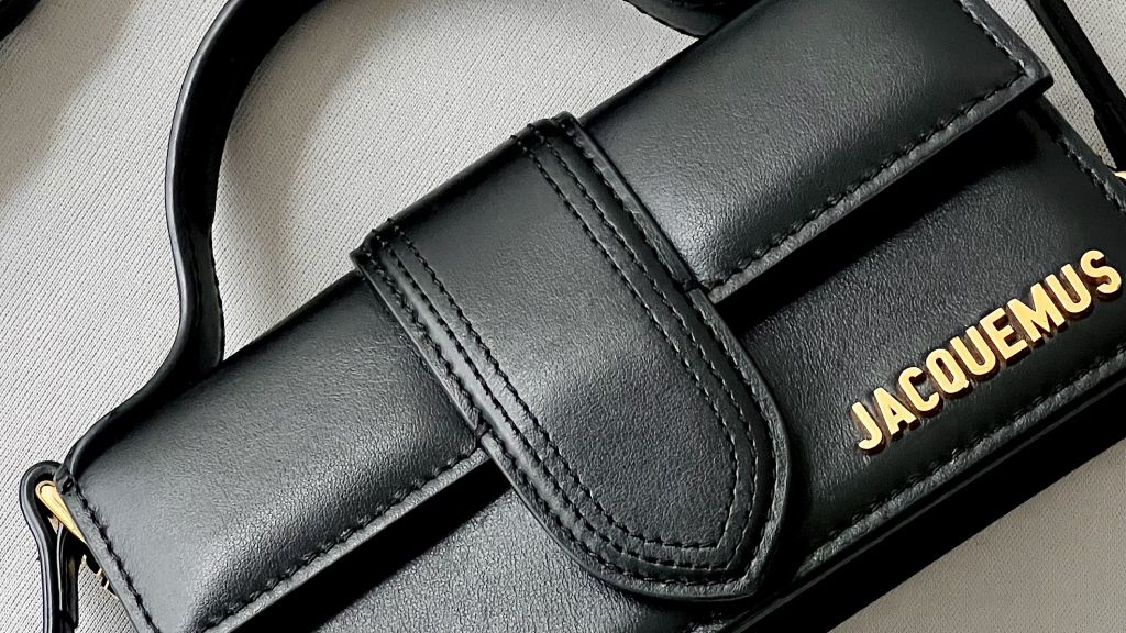 A Jacquemus assina garrafa da Veuve Clicquot e celebra seu sucesso. Descubra a collab e as bolsas icônicas que tornaram a grife um fenômeno.