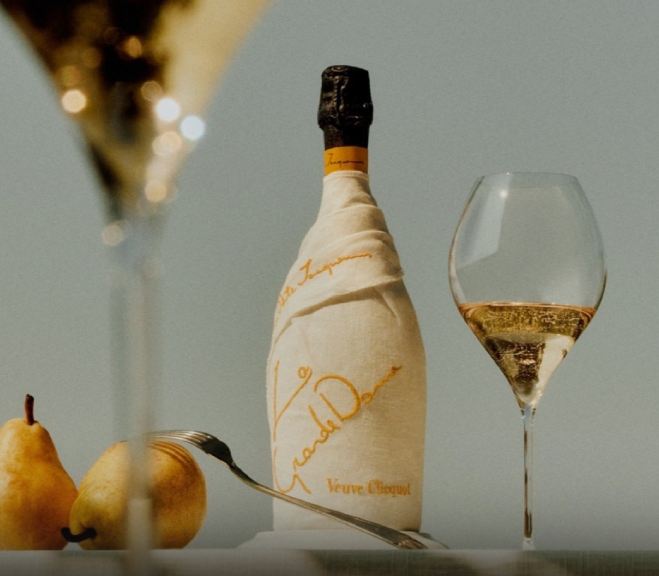 Foto da garrafa de champanhe da Veuve Clicquot com a embalagem criada por Jacquemus.